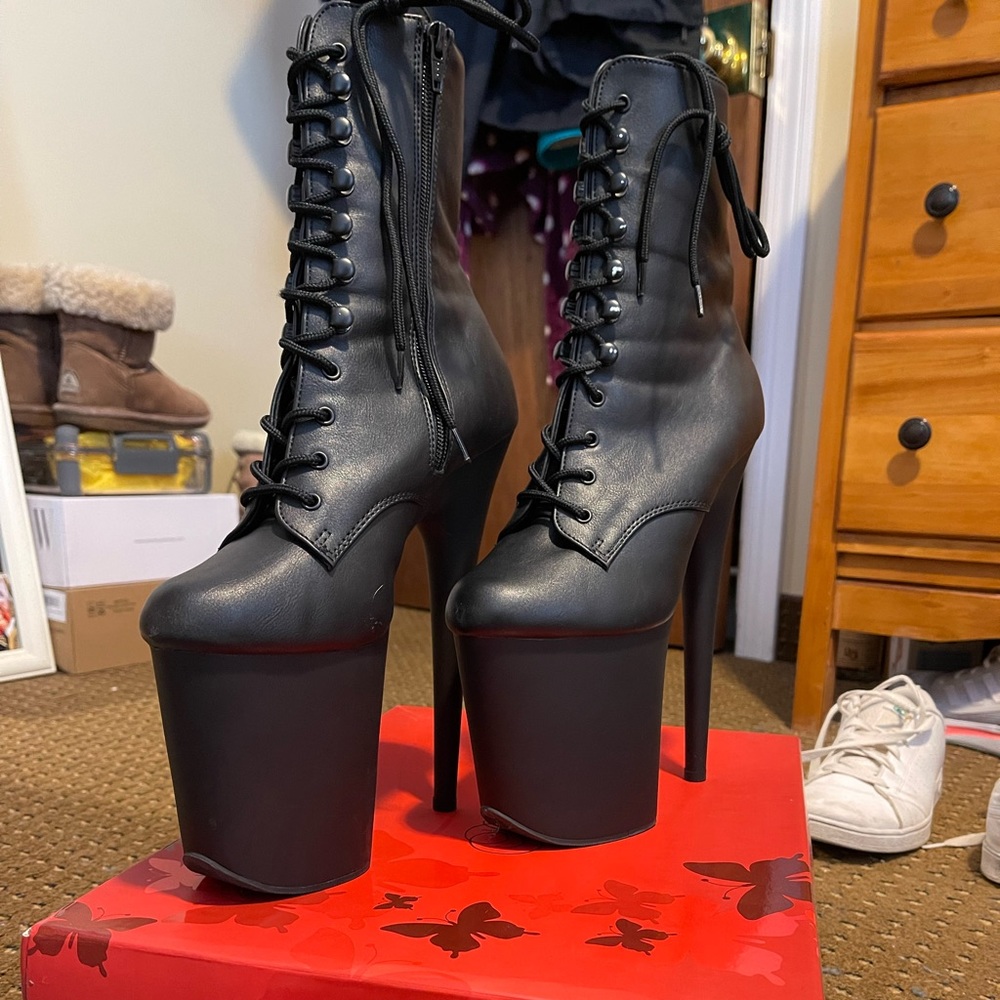 Pleaser heals
